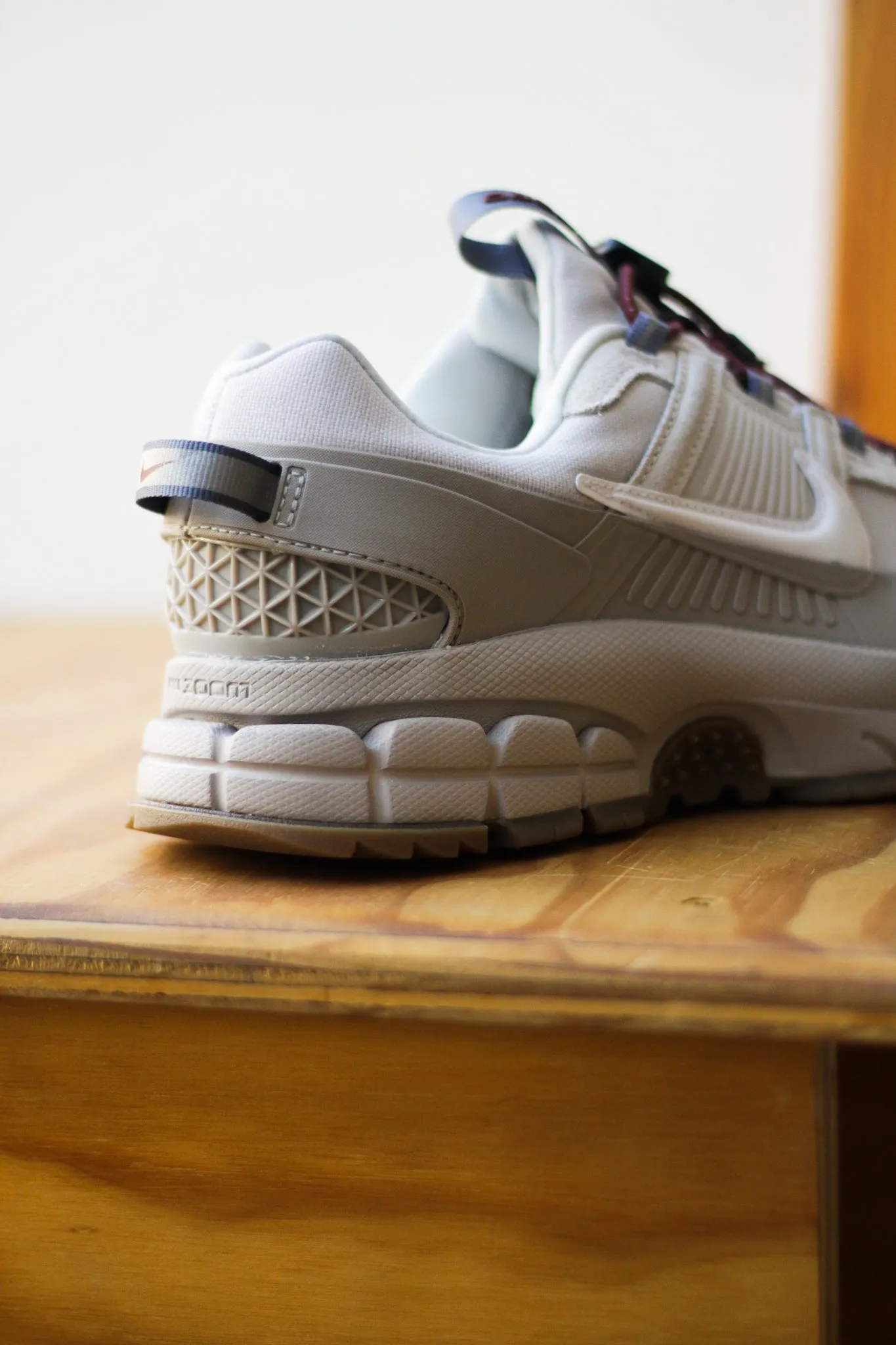 ZOOM VOMERO ROAM COLLEGE GREY/WHITE-VAST GREY